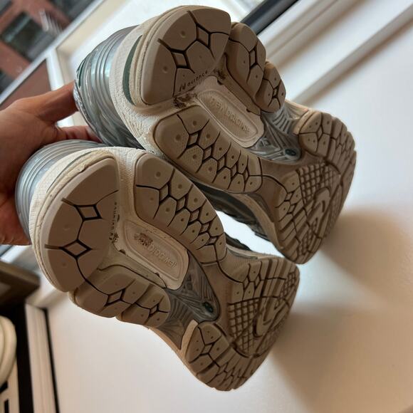 New Balance 1906 Women's Sneakers White Silver Size 6 - Picture 8 of 9